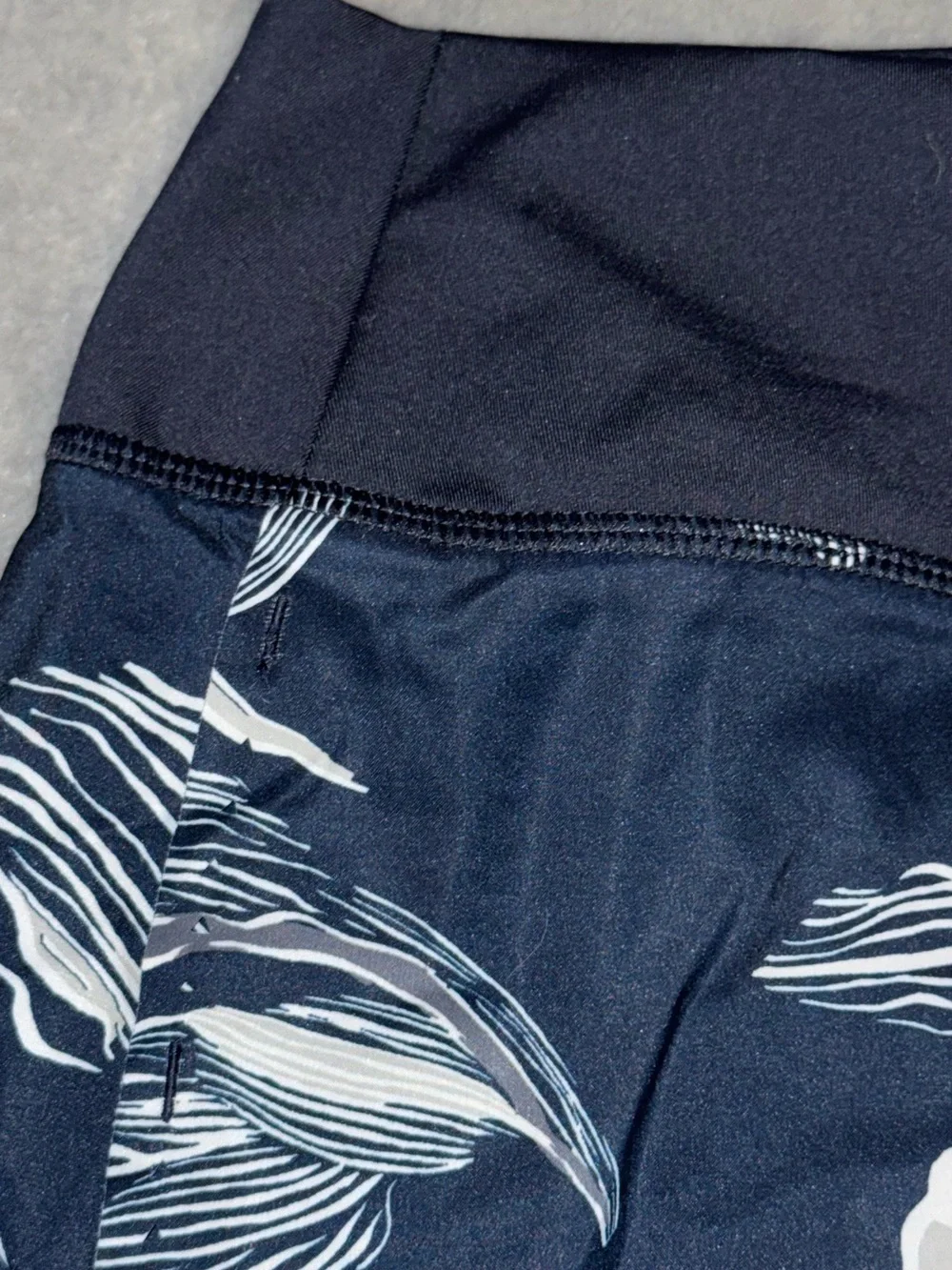 Athleta Laser Cut Running Shorts Floral Navy Blue and White Women’s Size Small